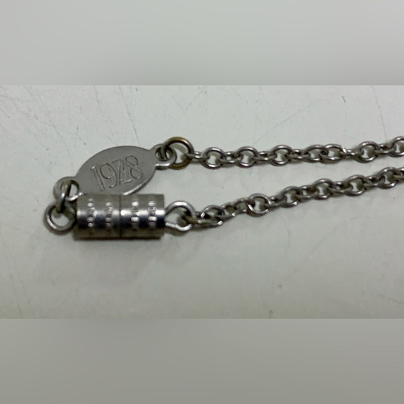 Vintage 1928 Silver Tone Hinged Lidded Locket Necklace - Picture 7 of 12